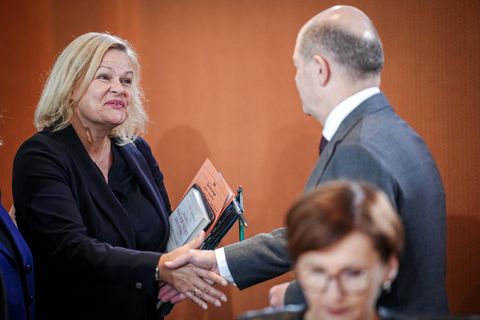 Bundeskanzler Olaf Scholz begrüßt Nancy Faeser zu Beginn der Sitzung des Bundeskabinetts im Bundeskanzleramt