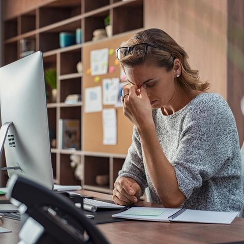 Arbeitstrend Quiet Cutting: Frustrierte Angestellte im Büro
