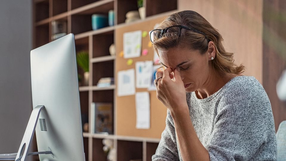 Arbeitstrend Quiet Cutting: Frustrierte Angestellte im Büro