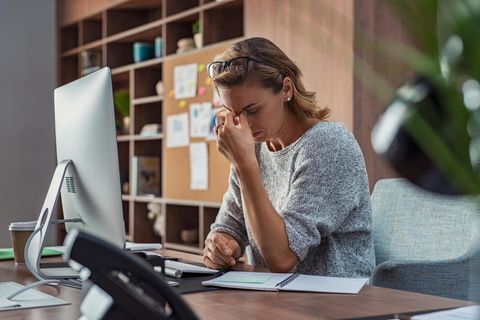 Arbeitstrend Quiet Cutting: Frustrierte Angestellte im Büro