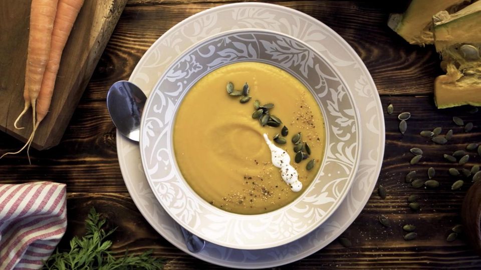 Mit dieser Geheimzutat wird Ihre Kürbissuppe zur wahren Gaumenfreude Spätestens wenn die Blätter sich verfärben und es draußen kälter wird, wird es wieder Zeit, sich mit einer dampfenden Suppe aufzuwärmen. Hier das Rezept für die bestbewertete Kürbissuppe auf Chefkoch.