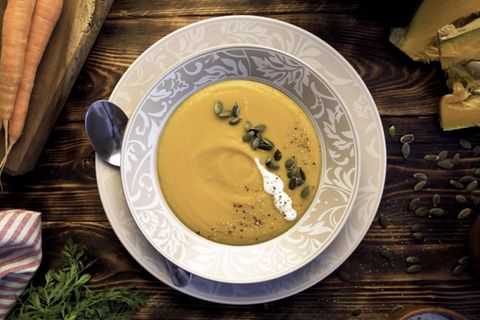 Spätestens wenn die Blätter sich verfärben und es draußen kälter wird, wird es wieder Zeit, sich mit einer dampfenden Suppe aufzuwärmen. Hier das Rezept für die bestbewertete Kürbissuppe auf Chefkoch.