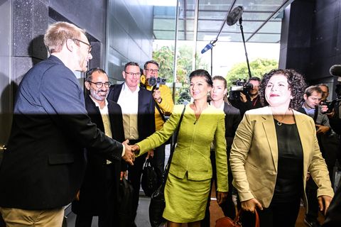 Sahra Wagenknecht und Amira Mohamed Ali auf dem Weg zur Pressekonferenz.