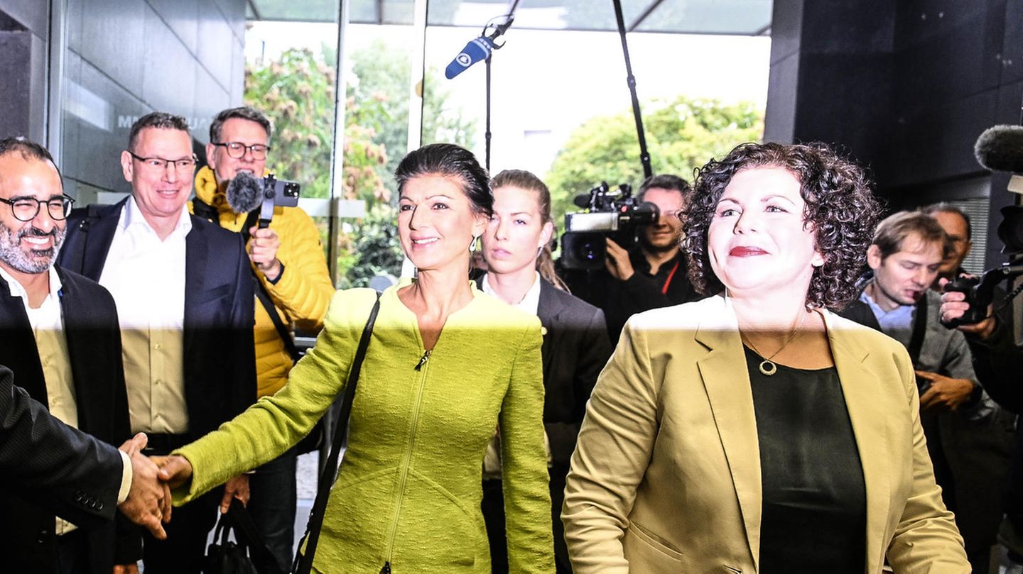 Sahra Wagenknecht und Amira Mohamed Ali auf dem Weg zur Pressekonferenz.