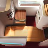 Die Kabine läss sich zum Gang schließen, der Sitz verwandelt sich per Knopfruck in eine Liege.