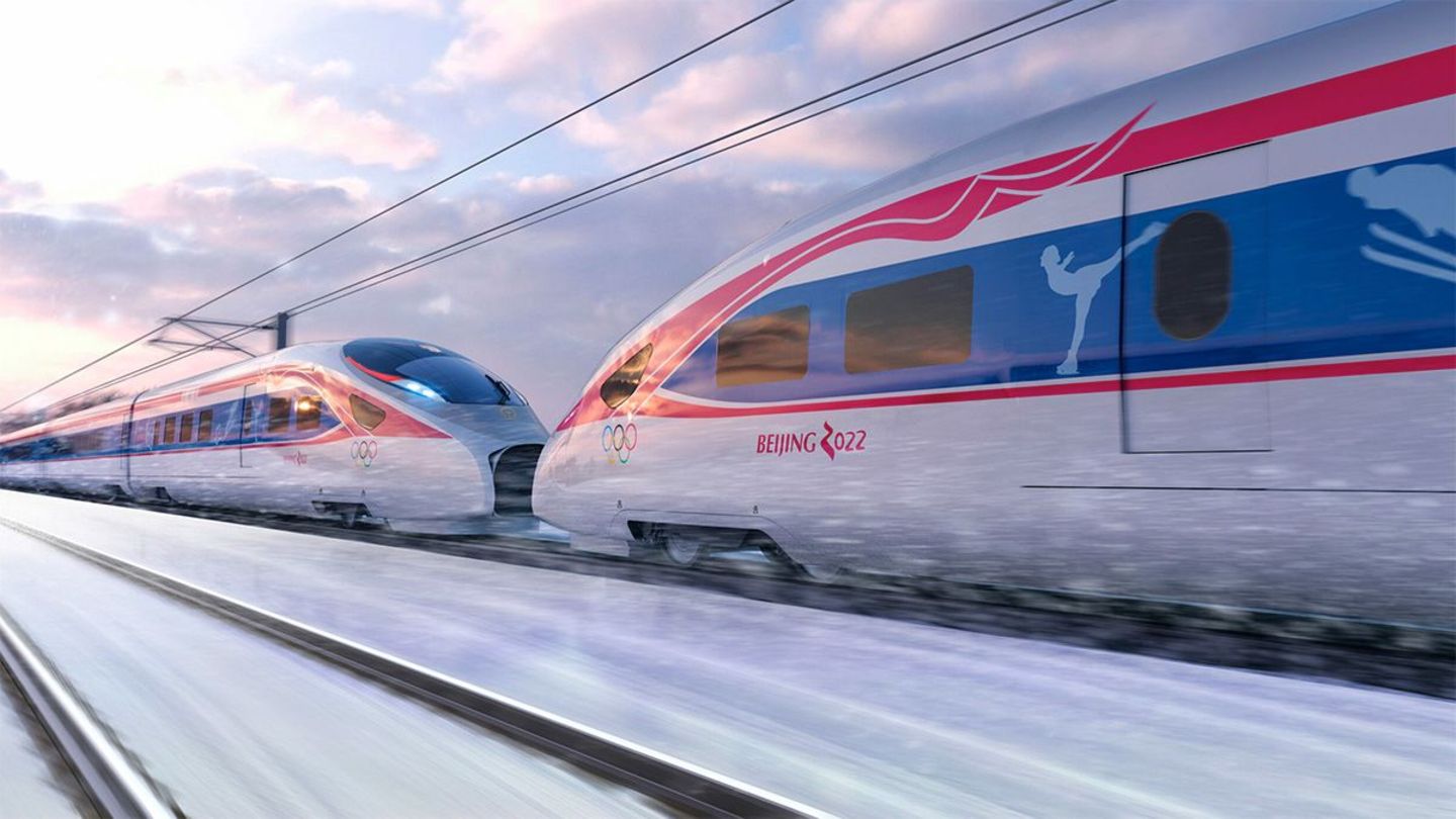 Die Züge erreichen über 400 Kilometer pro Stunde. Ohne Zwischenstopp werden die 1300 Kilometer der Fahrt von Peking nach Schanghai so in vier Stunden absolviert. Mit Stopps kann die Fahrt auch 6,5 Stunden dauern.