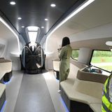 Im ersten Abteil befindet sich eine Lounge und der Arbeitsplatz des Zugführers.