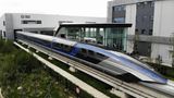 Und es wird noch schneller: Dieser Magnetschwebezug soll im Regelbetrieb 600 Km/h erreichen. Die Züge werden bereist produziert, das zugehörige Magev-Netz ist noch im Bau.