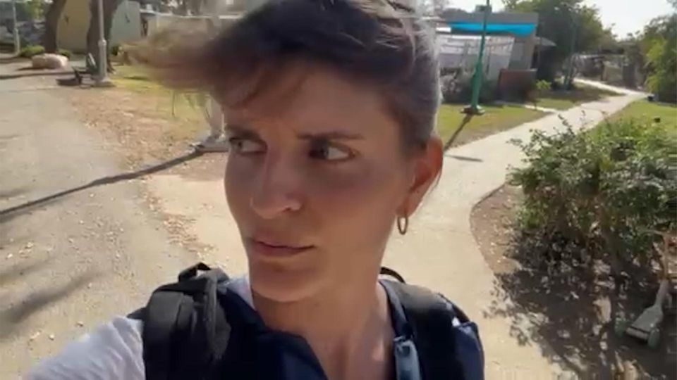 Nach Hamas Überfall: Reporterin berichtet zur Lage nahe der Grenze. Nach Hamas Überfall: Reporterin berichtet zur Lage nahe der Grenze.