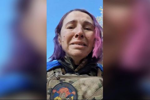 Elena Ivanenko kämpft mit der Speerspitze der ukrainischen Truppen. Neben den sonst so gut durchdachten und gefassten Interviews gehört dieses Video zu den ehrlichsten Zeugnissen des Krieges.