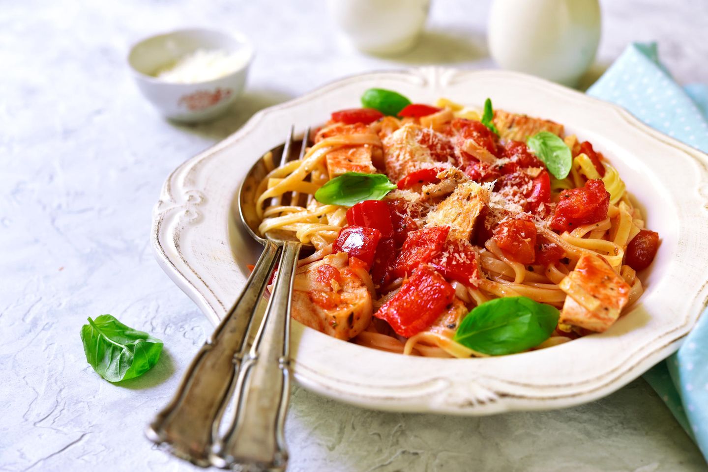 Aromatische Nudelpfanne mit Ajvar und Paprika Aromatische Nudelpfanne mit Ajvar und Paprika