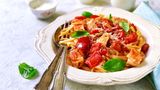 Aromatische Nudelpfanne mit Ajvar und Paprika