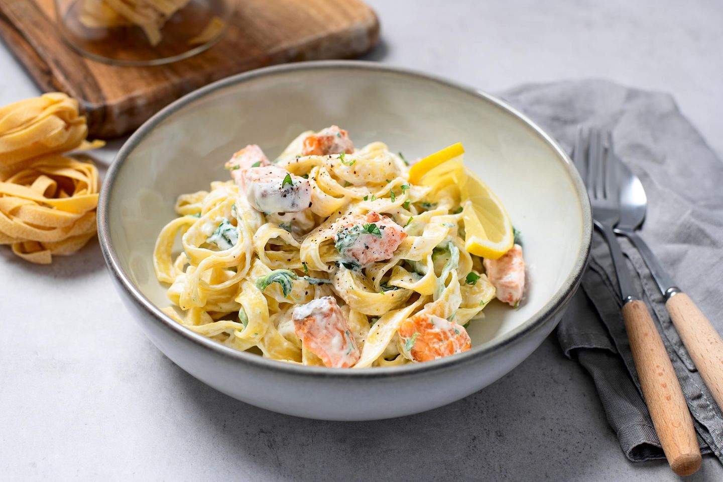 Cremige Pasta mit Lachs und Gorgonzola