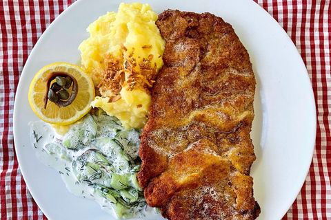 Rezept: Schnitzel mit Gurkensalat und Kartoffelstampf