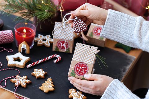 Adventskalender bie Amazon: Eine Frau befüllt einen Kalender