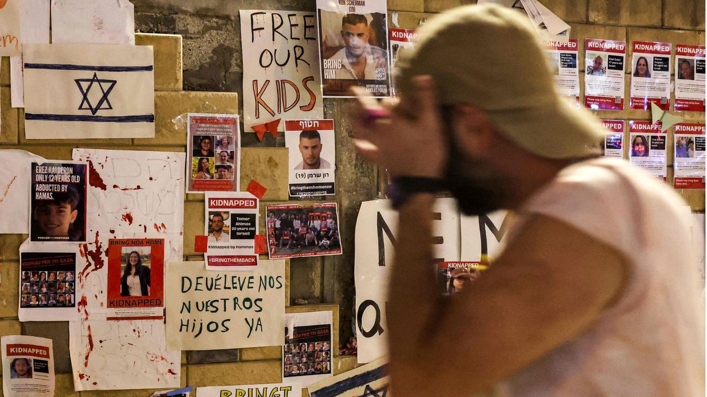 Geiseln in Gaza: "Nicht alle können gerettet werden" In Tel Aviv halten unter anderem Plakatwände die von der Hamas entführten Geiseln im Bewusstsein