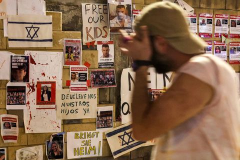 In Tel Aviv halten unter anderem Plakatwände die von der Hamas entführten Geiseln im Bewusstsein