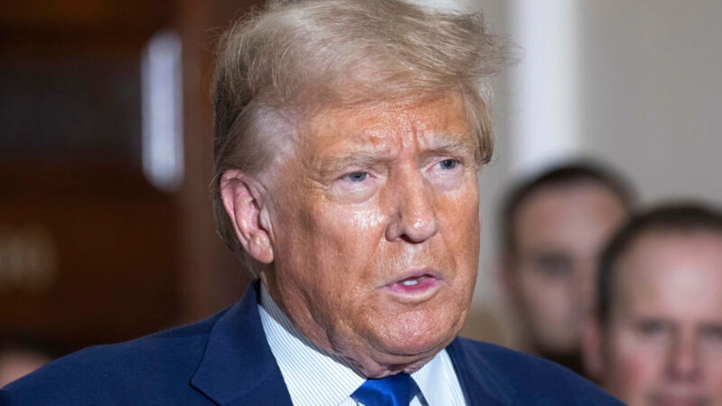 Donald Trump kritisiert Gerichtsmitarbeiterin und wird zu Geldstrafe