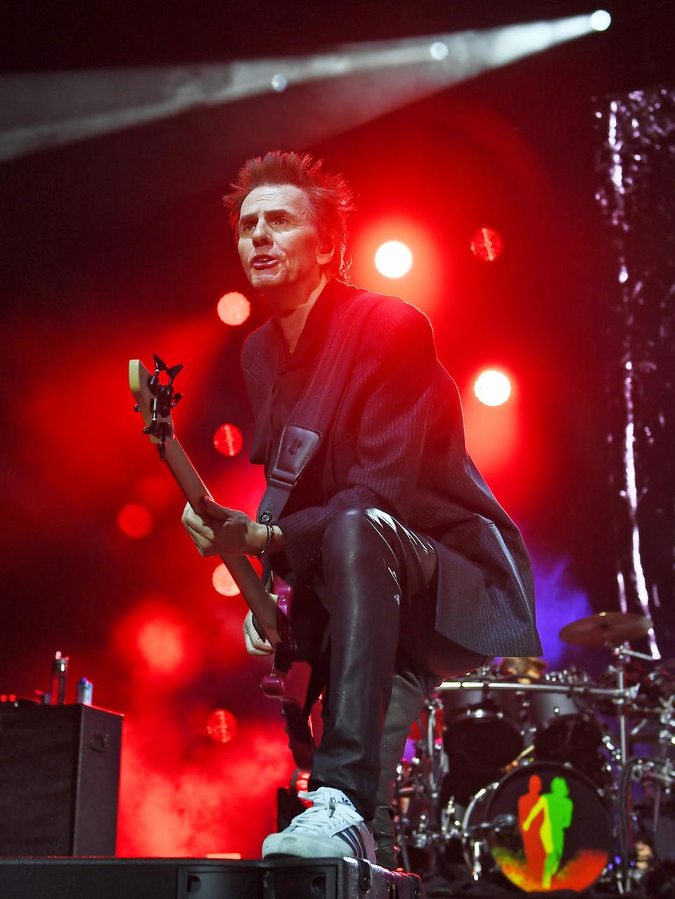 Der Bassist von Duran Duran bei einem Auftritt auf der Bühne