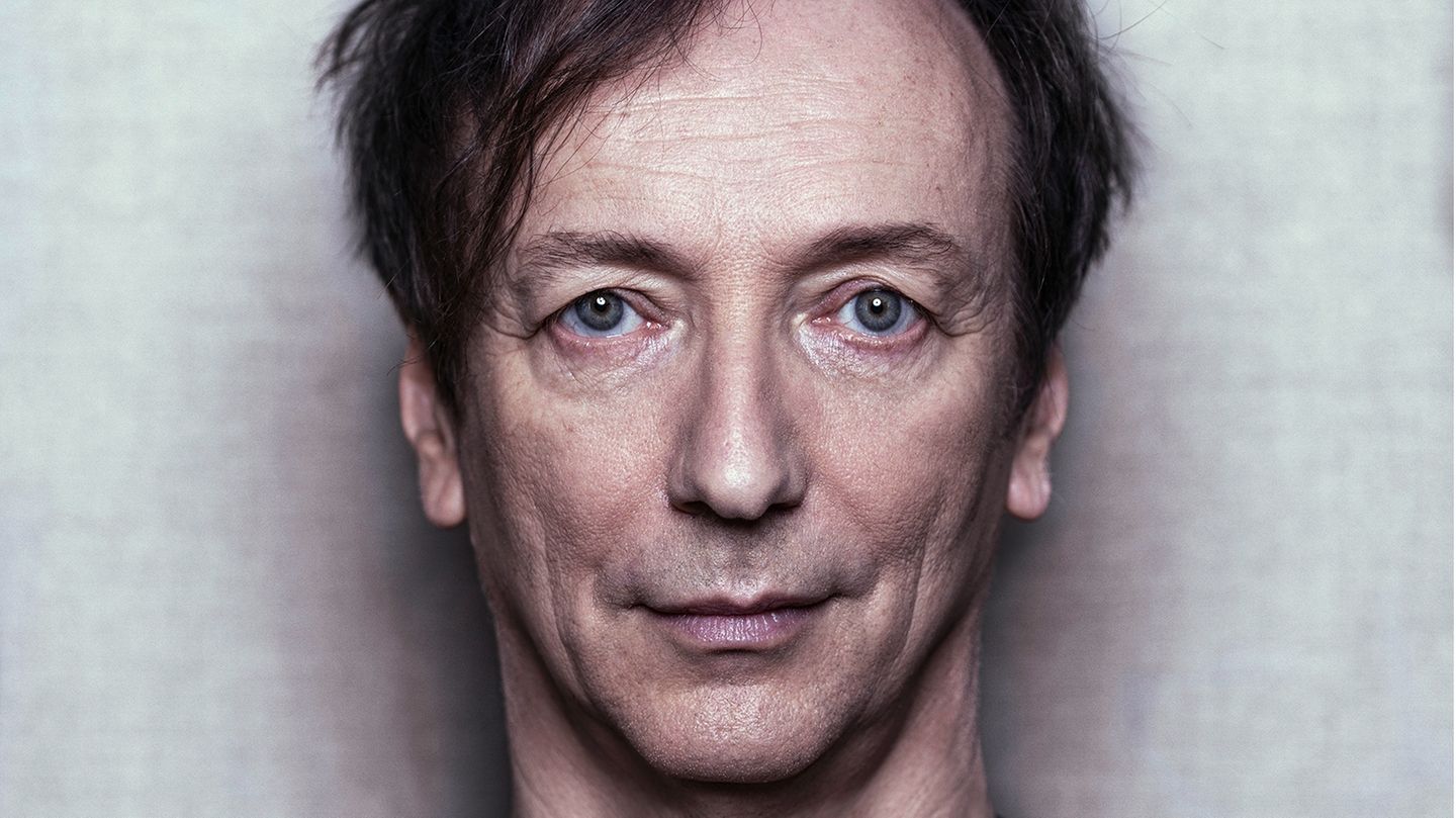 Ein Porträt von Volker Bertelmann, einem schlanken Mann mit braunen Haaren Ein Porträt von Volker Bertelmann, einem schlanken Mann mit braunen Haaren