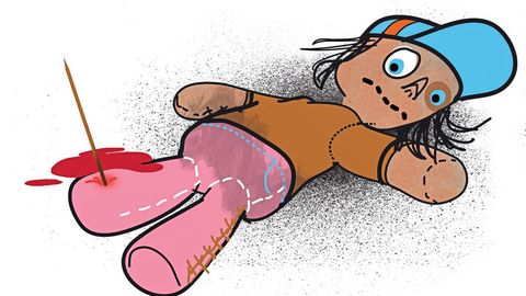 Illustration einer Puppe die auf dem Boden liegt und einen Holzspieß im Fuß hat