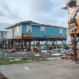 Zerstörte Häuser auf Stelzen.