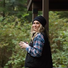 Frau in einer Hütte im Urlaub in Oregon