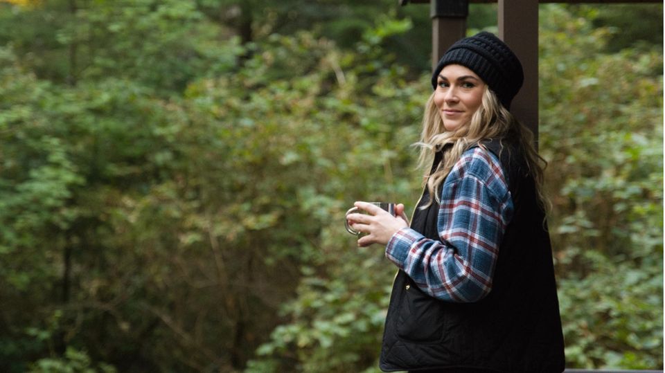 Frau in einer Hütte im Urlaub in Oregon