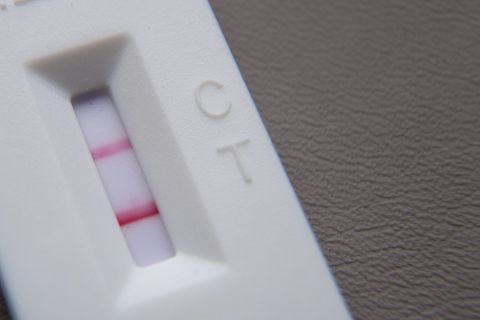 Ein Corona-Schnelltest zeigt zwei rote Streifen