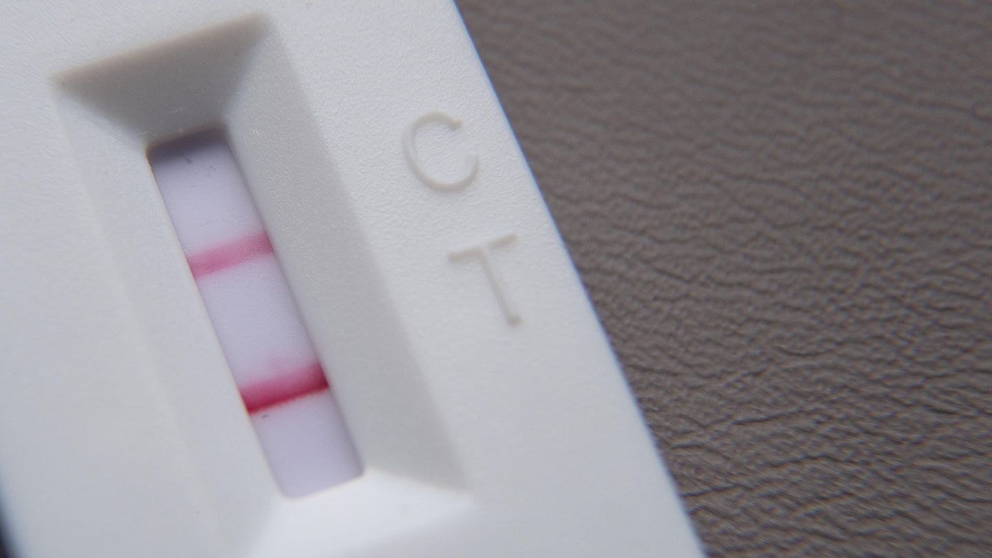 Corona Ein Corona-Schnelltest zeigt zwei rote Streifen