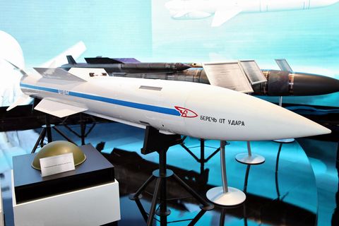Die Vympel R-37M war schon auf der MAKS 2013 zu sehen.