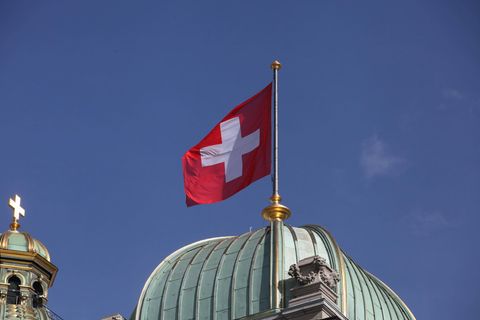 Das Bundeshaus in Bern: Eine Kuppel, auf der die Schweizer Fahne weht
