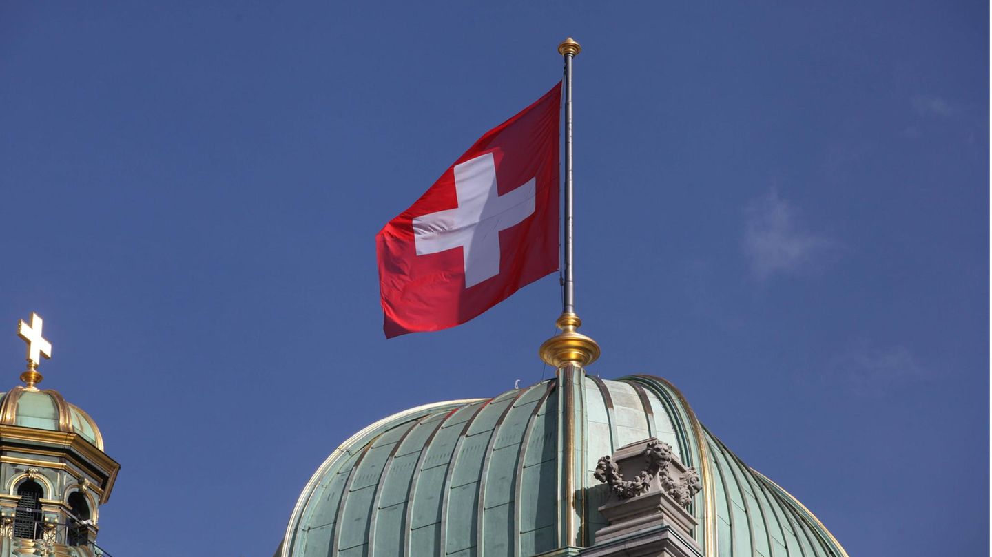 Das Bundeshaus in Bern: Eine Kuppel, auf der die Schweizer Fahne weht