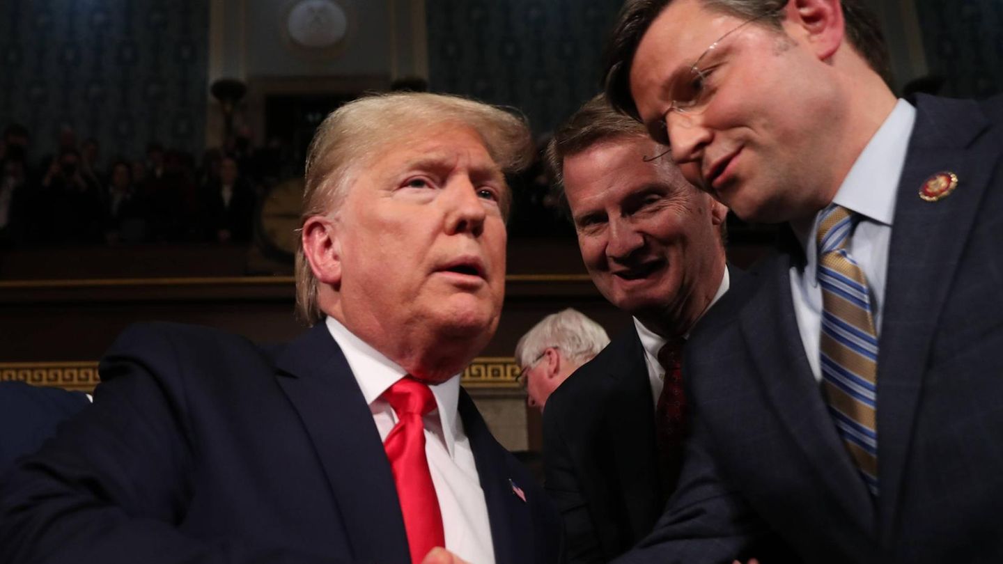 Donald Trump und Mike Johnson im Februar 2020