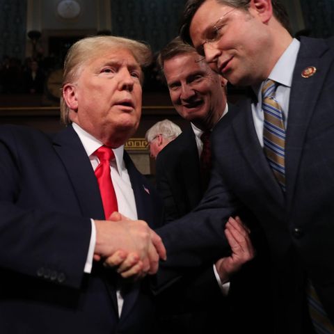 Donald Trump und Mike Johnson im Februar 2020