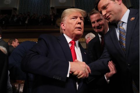 Donald Trump und Mike Johnson im Februar 2020