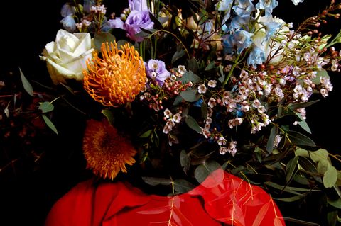Aus einem Kragen wächst ein opulenter Blumenstrauß