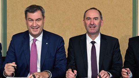 Bayerns Ministerpräsident Markus Söder (CSU, l.) und Hubert Aiwanger (Freie Wähler)