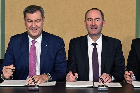 Bayerns Ministerpräsident Markus Söder (CSU, l.) und Hubert Aiwanger (Freie Wähler)