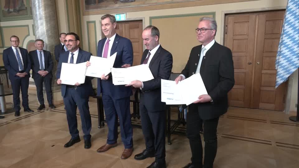 Video: CSU und Freie Wähler unterzeichnen neuen Koalitionsvertrag Video: CSU und Freie Wähler unterzeichnen neuen Koalitionsvertrag