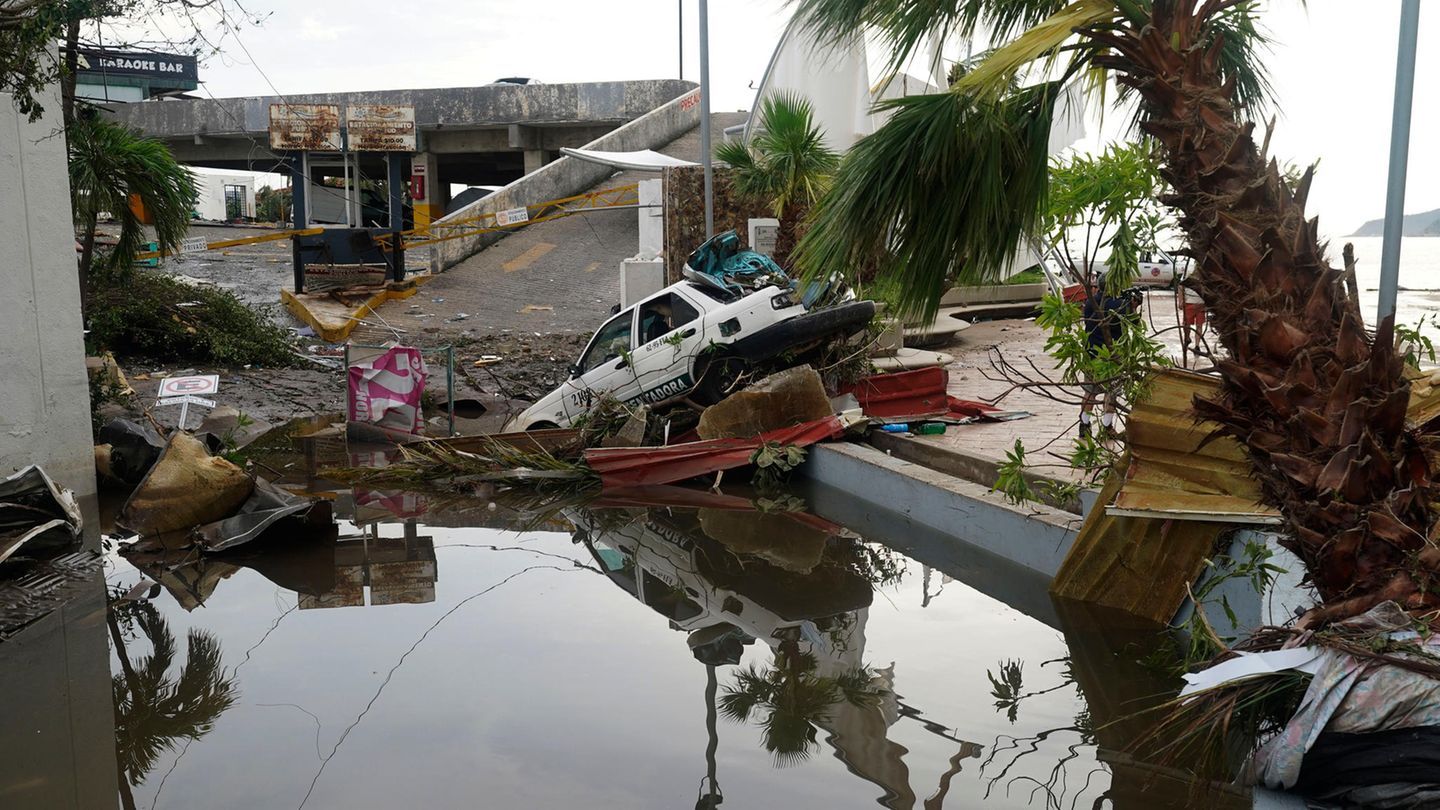 Eine Straße ist mit Trümmern übersät, nachdem Hurrikan Otis über Acapulco, Mexiko, hinweggefegt ist