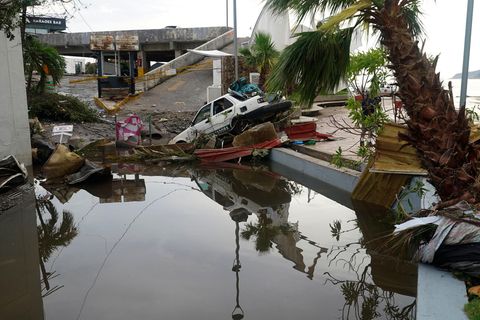 Eine Straße ist mit Trümmern übersät, nachdem Hurrikan Otis über Acapulco, Mexiko, hinweggefegt ist