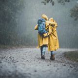 Zwei Menschen gehen im Regen spazieren