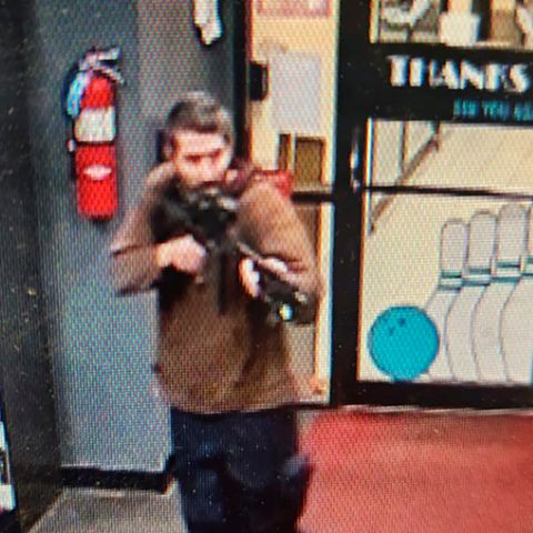 Der Täter mit seiner Waffe, während er die Sparetime Recreation in Lewiston, Maine, betritt