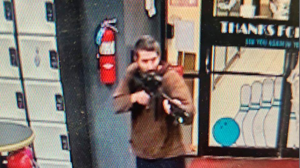 Der Täter mit seiner Waffe, während er die Sparetime Recreation in Lewiston, Maine, betritt