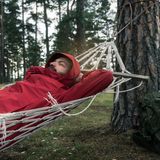 Mann schläft in der Hänge Matte