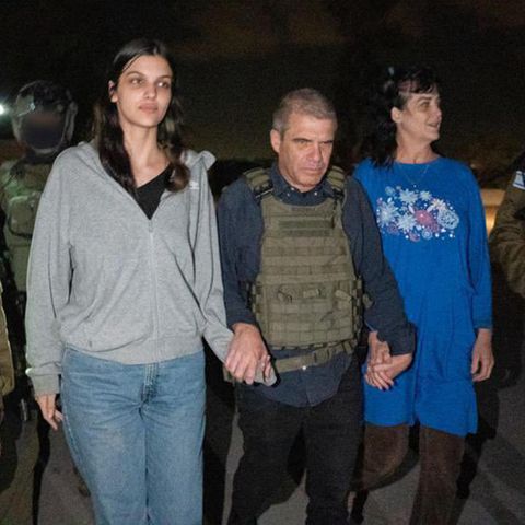 Zwei Frauen gehen zwischen Soldaten – es sind die beiden von der Hamas freigelassenen Geiseln Judith und Natalie Raanan