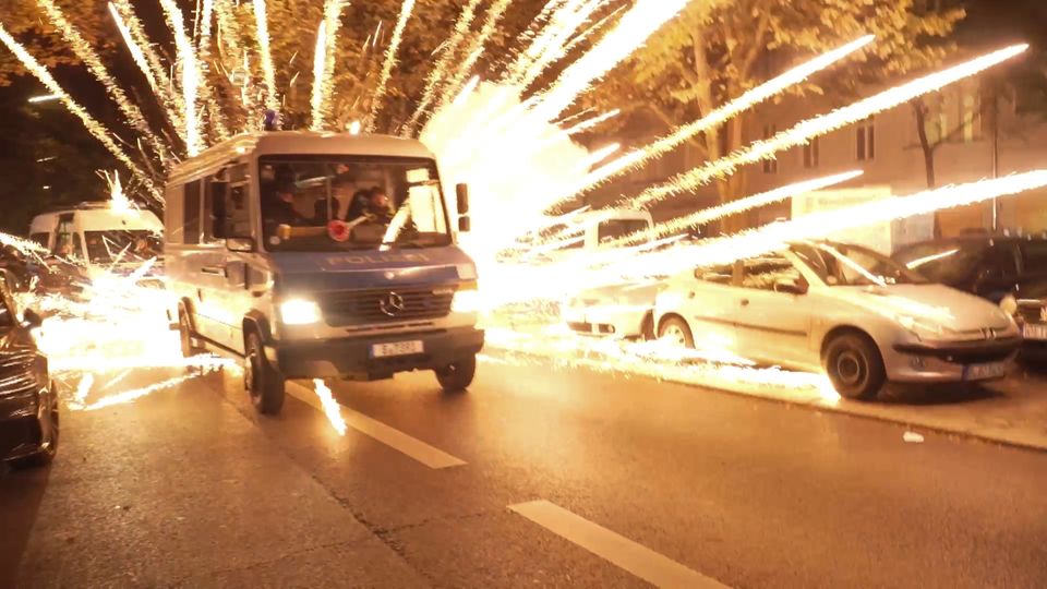 Am 18. Oktober fliegen bei einer pro-palästinensischen Demonstration in Neukölln Feuerwerkskörper Am 18. Oktober fliegen bei einer pro-palästinensischen Demonstration in Neukölln Feuerwerkskörper