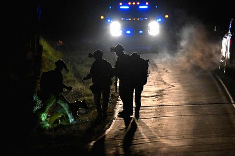 Polizisten suchen im Dunklen nach dem Täter des Massakers von Maine.