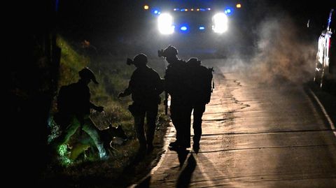 Polizisten suchen im Dunklen nach dem Täter des Massakers von Maine.